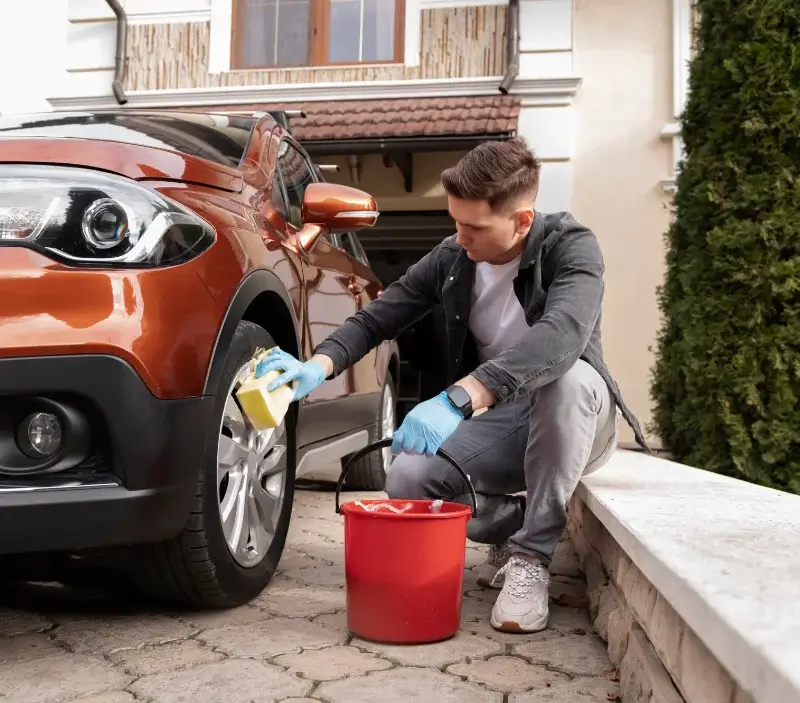 Lavage auto à domicile Pers-Jussy : professionnel intervenant sur un véhicule